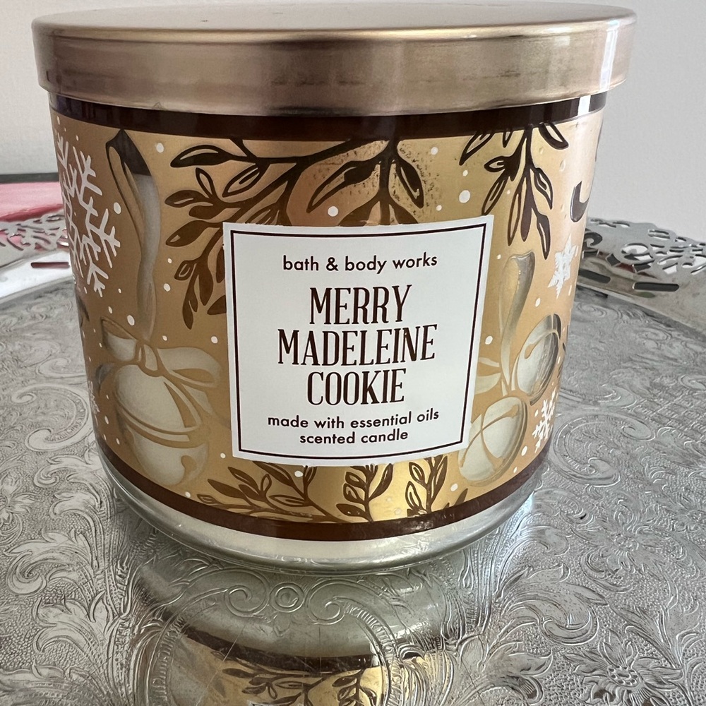 Bath & Body Works Gold and White Scented Candle